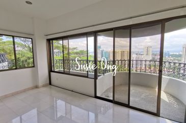 Merak Kayangan Court