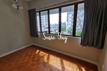 Merak Kayangan Court