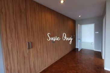 Merak Kayangan Court