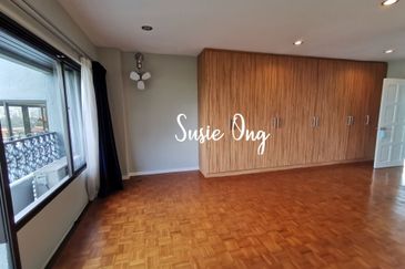 Merak Kayangan Court