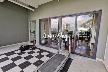 Merak Kayangan Court