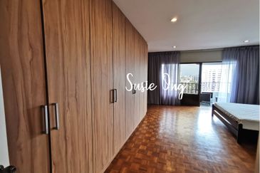 Merak Kayangan Court