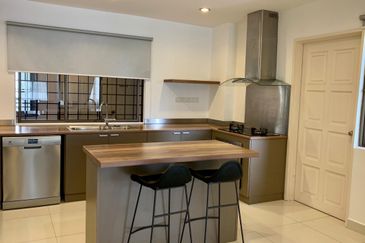 Merak Kayangan Court