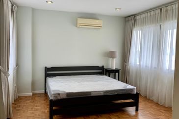 Merak Kayangan Court