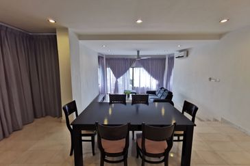 Merak Kayangan Court