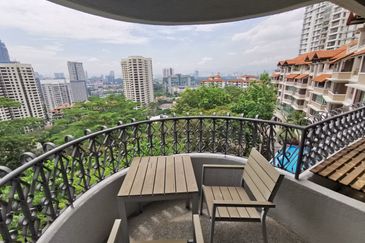 Merak Kayangan Court