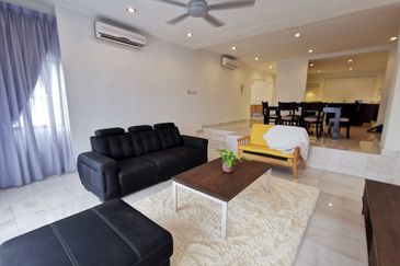 Merak Kayangan Court