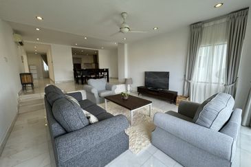 Merak Kayangan Court