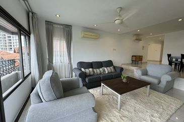 Merak Kayangan Court