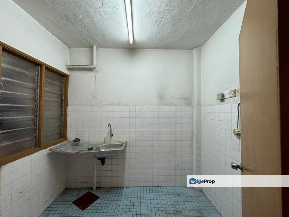 Taman Pinggiran Batu Caves walk up apartment for sale , Selangor, Batu Caves 