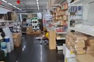 2 storey shop Pusat Perdagangan Nilai, Nilai