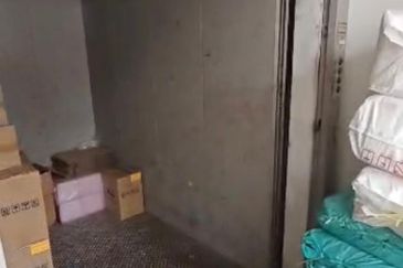 2 storey shop Pusat Perdagangan Nilai, Nilai