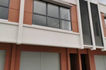 Near Bandar Serenia Brand New freehold Shop Sale