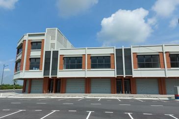Near Bandar Serenia Brand New freehold Shop Sale