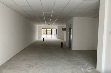 Near Bandar Serenia Brand New freehold Shop Sale