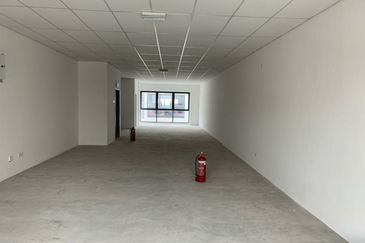 Near Bandar Serenia Brand New freehold Shop Sale