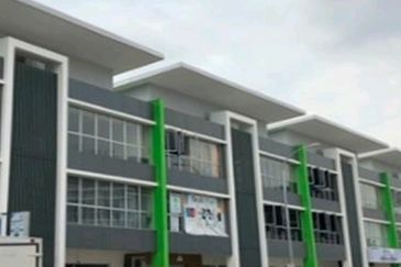 Freehold shoplot at Bandar Puteri Bangi Fully tenanted For Sale!