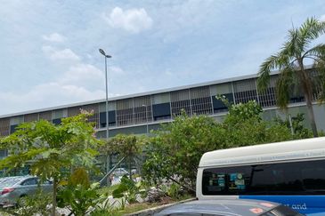 move in condition Commercial Corporate Enblock office building near mrt3 at Bandar Sri damansara for sale