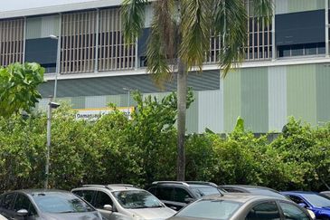 move in condition Commercial Corporate Enblock office building near mrt3 at Bandar Sri damansara for sale