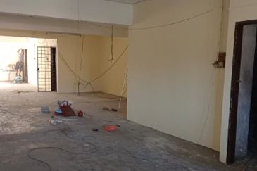 Cheras 3storey intermediate shoplot for sale!!