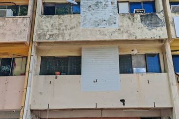 Cheras 3storey intermediate shoplot for sale!!