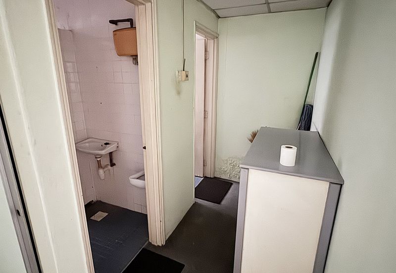 Partilally fitted office