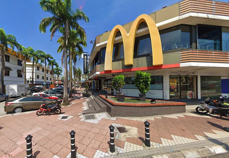 2 storeys shop for rental