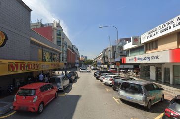 2 storeys shop for rental