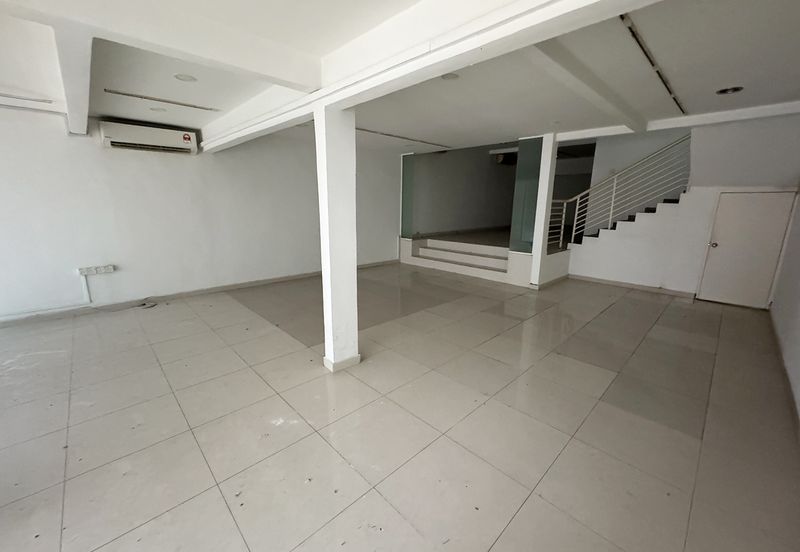 2.5sty shop-office with balcony