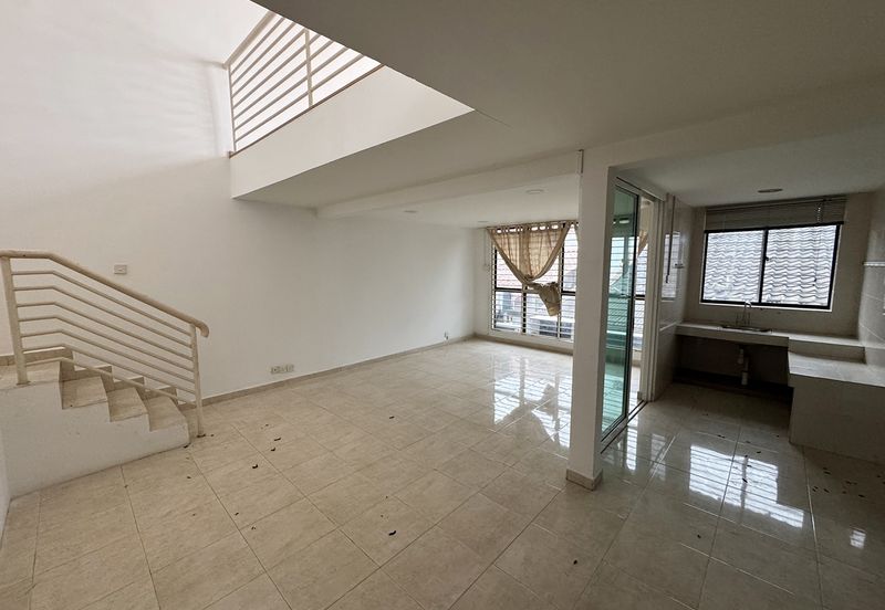 2.5sty shop-office with balcony