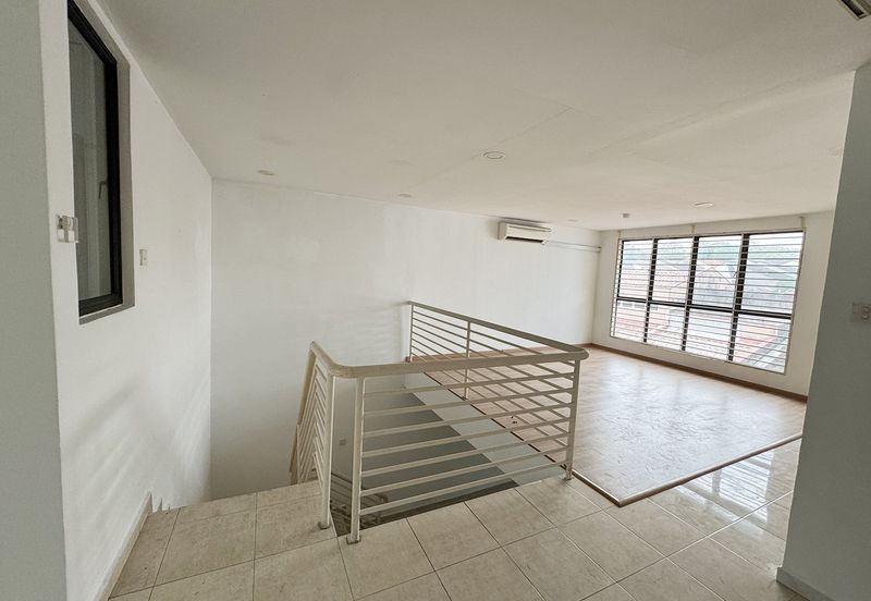 2.5sty shop-office with balcony