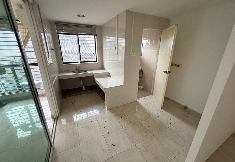 2.5sty shop-office with balcony