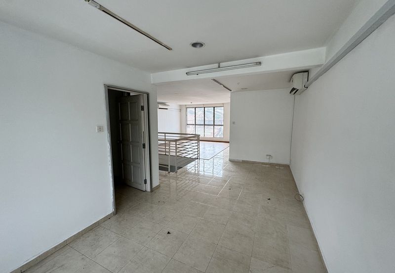 2.5sty shop-office with balcony