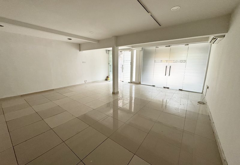 2.5sty shop-office with balcony