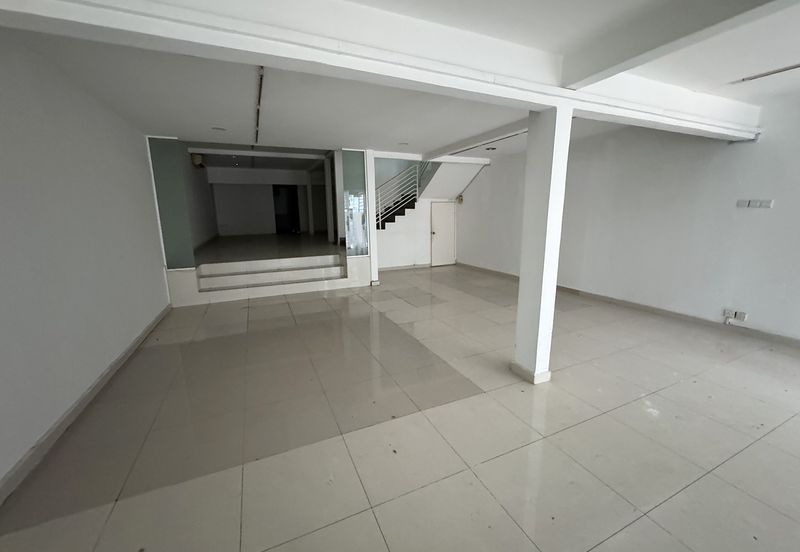 2.5sty shop-office with balcony