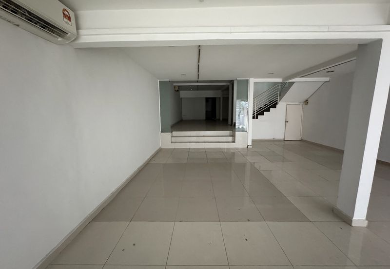 2.5sty shop-office with balcony