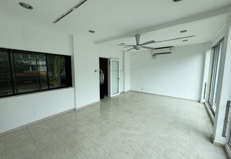 2.5sty shop-office with balcony