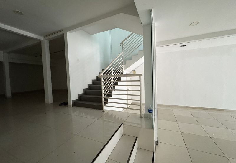 2.5sty shop-office with balcony