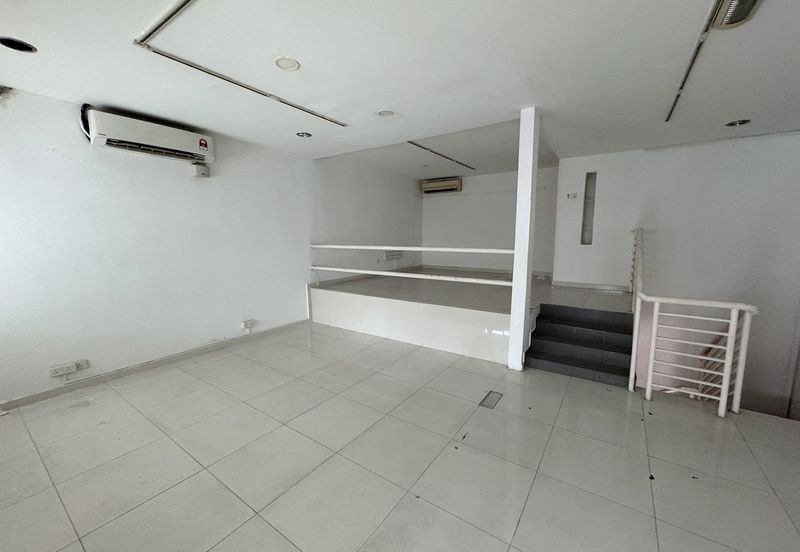 2.5sty shop-office with balcony