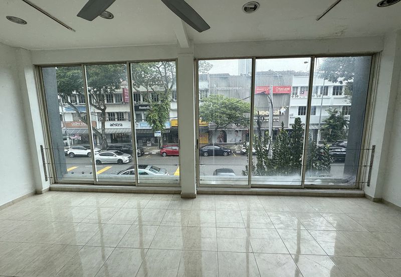 2.5sty shop-office with balcony