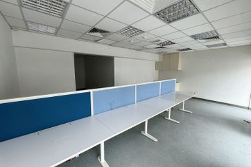 2 storeys shop for rental