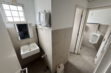 2 storeys shop for rental