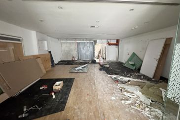 2 storeys shop for rental