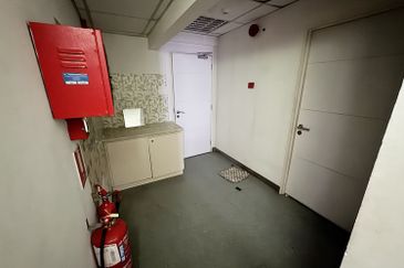 2 storeys shop for rental