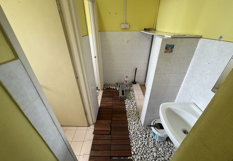 1st floor office 24x80