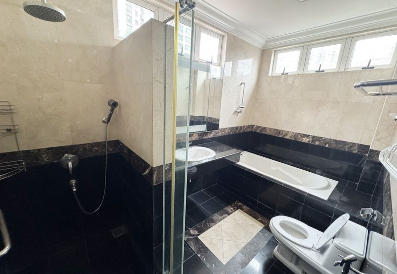 Kiara Peak (Puncak Kiara)