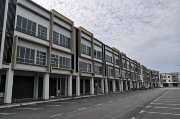 3 storey shop lot, Canary Garden @ Bandar Bestari, Klang 