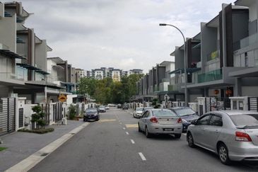 3 Storey Superlink House, Freehold, Brand new