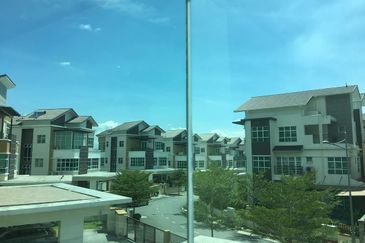 Lake Valley @Avenue 4 , 3 Sty FREEHOLD Bungalow