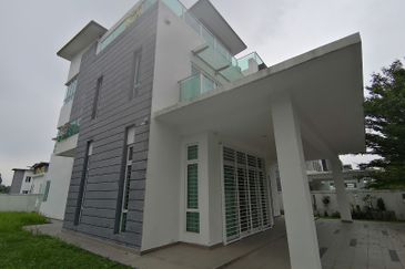 Suria Villa 3 Storey Bungalow Lot For Sale, Corner